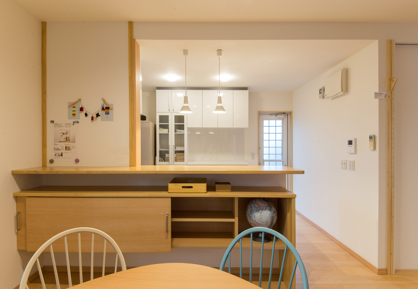 エフエフ住宅【掛川市細田293・モデルハウス】小学生までは、子どもの学習場所はダイニングがメインだと考え、キッチンカウンターに教科書・辞書類をしまえる設計に。壁には、書類や写真を貼れるマグネットボードも用意