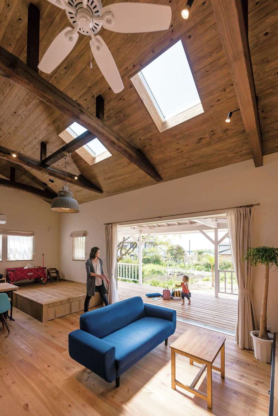 富士ホームズデザイン｜室内に日差しを取り込むため、トップライトを2つつけた。板張りの小上がりは洗濯物をたたんだり、ちょっと腰かけたり、ダイニングのベンチとしても