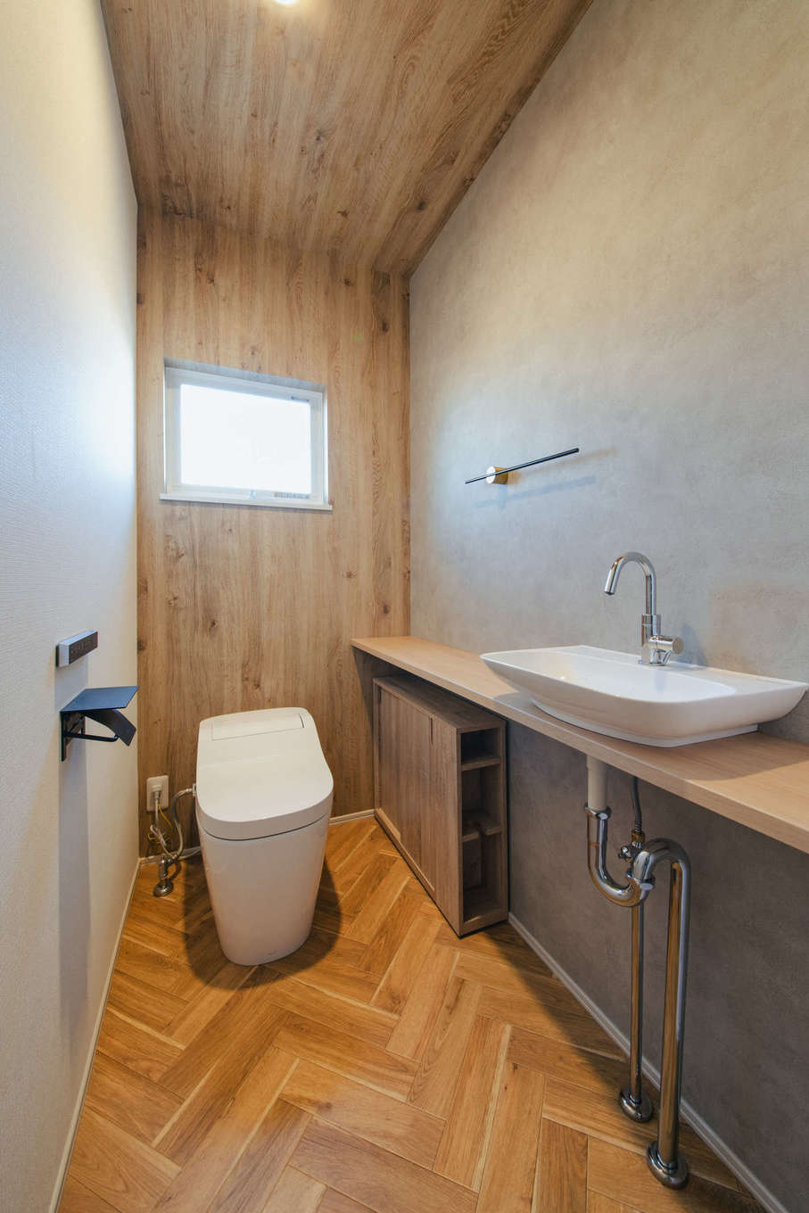 ナイスホーム【子育て、和風、間取り】ヘリンボーンの床がオシャレなトイレ。LDKに合わせて木のテイストを取り入れた