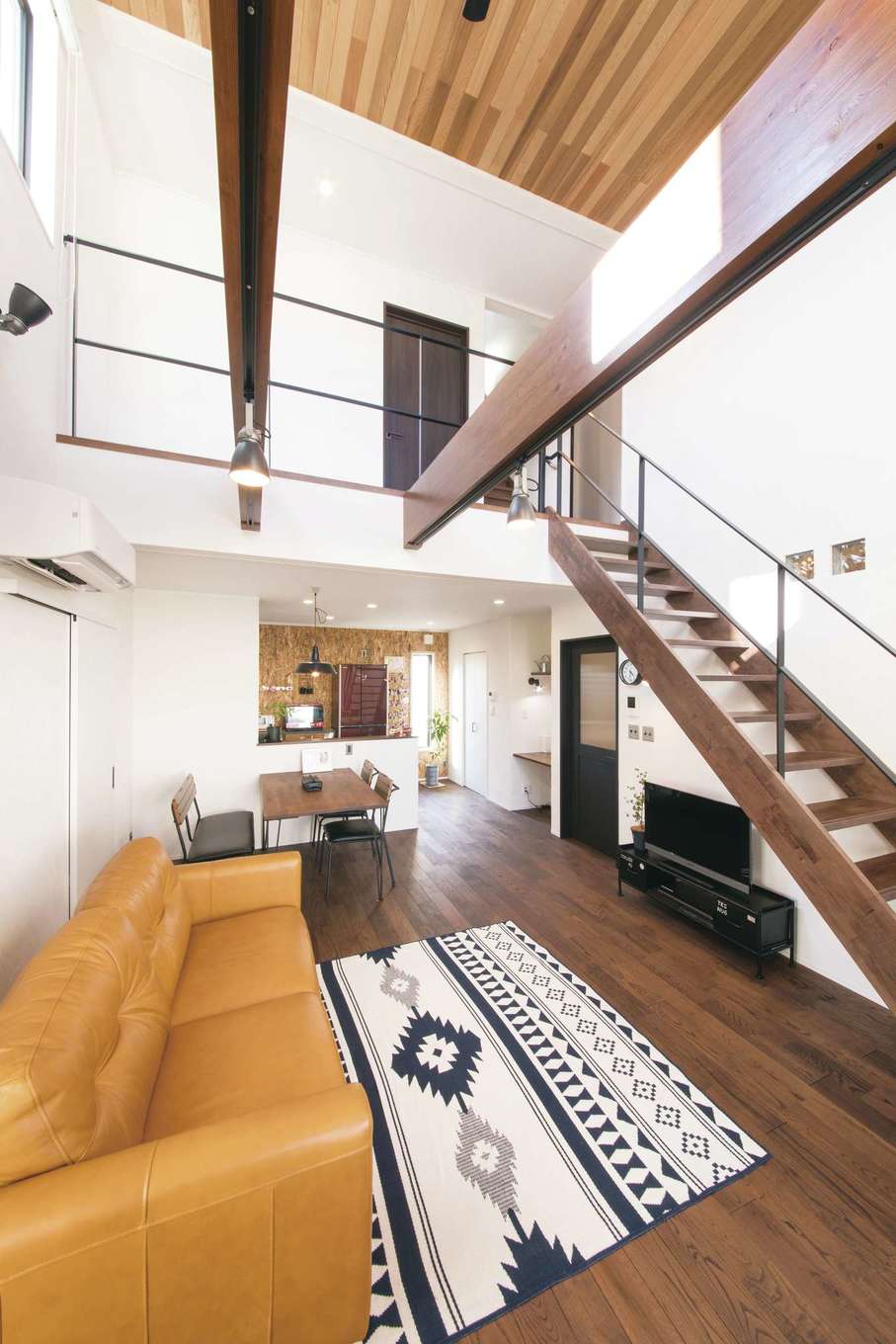 Yamaguchi Design 【デザイン住宅、趣味、インテリア】化粧梁がダイナミックな吹抜けのリビング