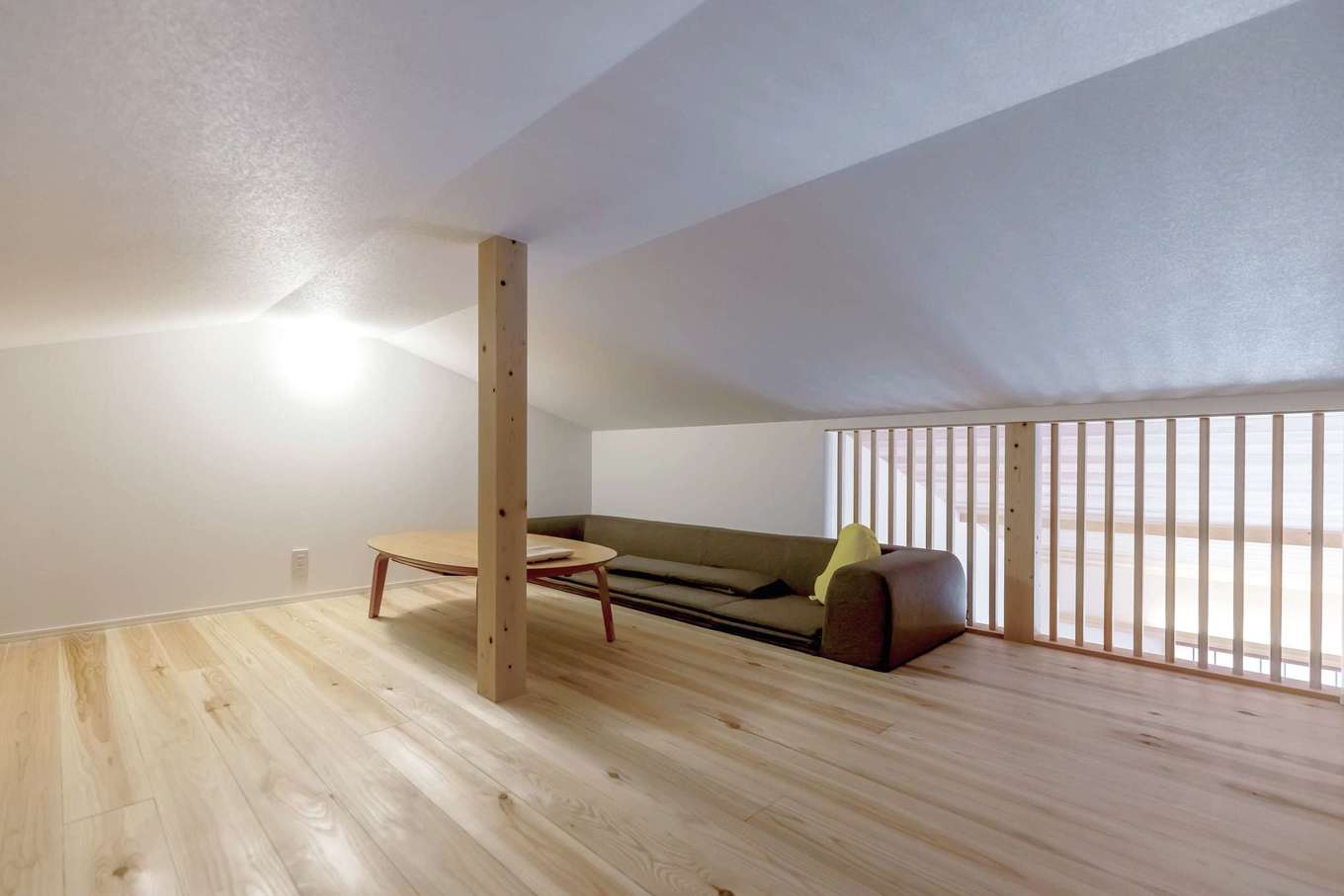 住まいるコーポレーション【省エネ、ペット、平屋】12畳の小屋裏スペース。床は天竜スギで、格子戸により換気と明るさを確保