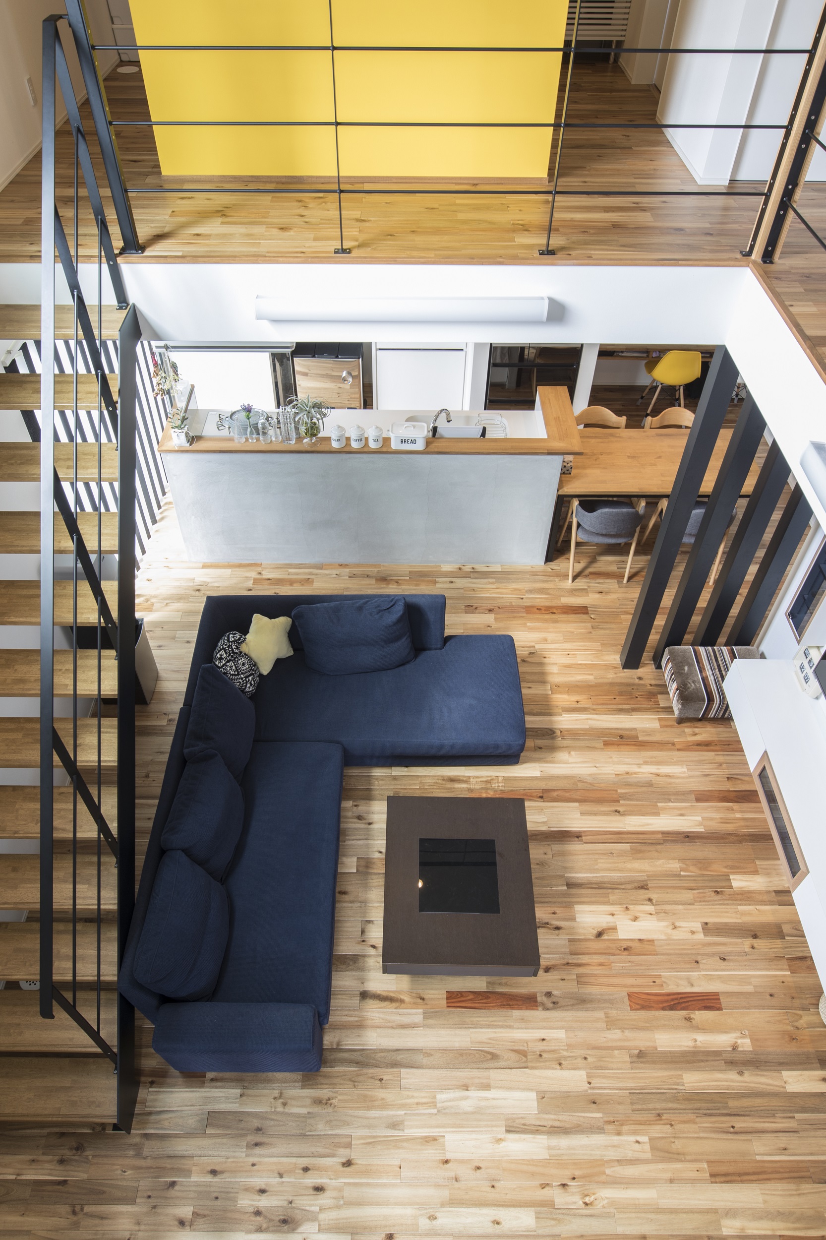 S.CONNECT（エスコネクト）【デザイン住宅、子育て、建築家】アイランドキッチンにダイニングテーブルを一列に並べて行き止まりの無い回遊動線を確保したことで、配膳や片付けがラクラク。子どもたちもすすんでお手伝いをしてくれるそう