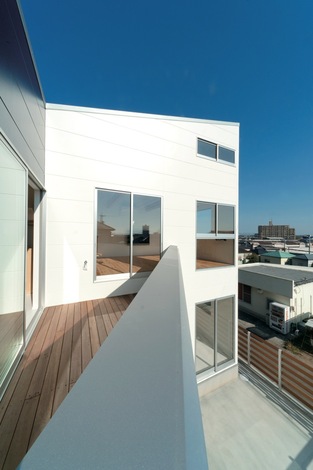 眺望を楽しめるように開口部を広くとり、2階のバルコニーも広々と確保。バルコニーの左手が多目的スペース。正面奥がLDK