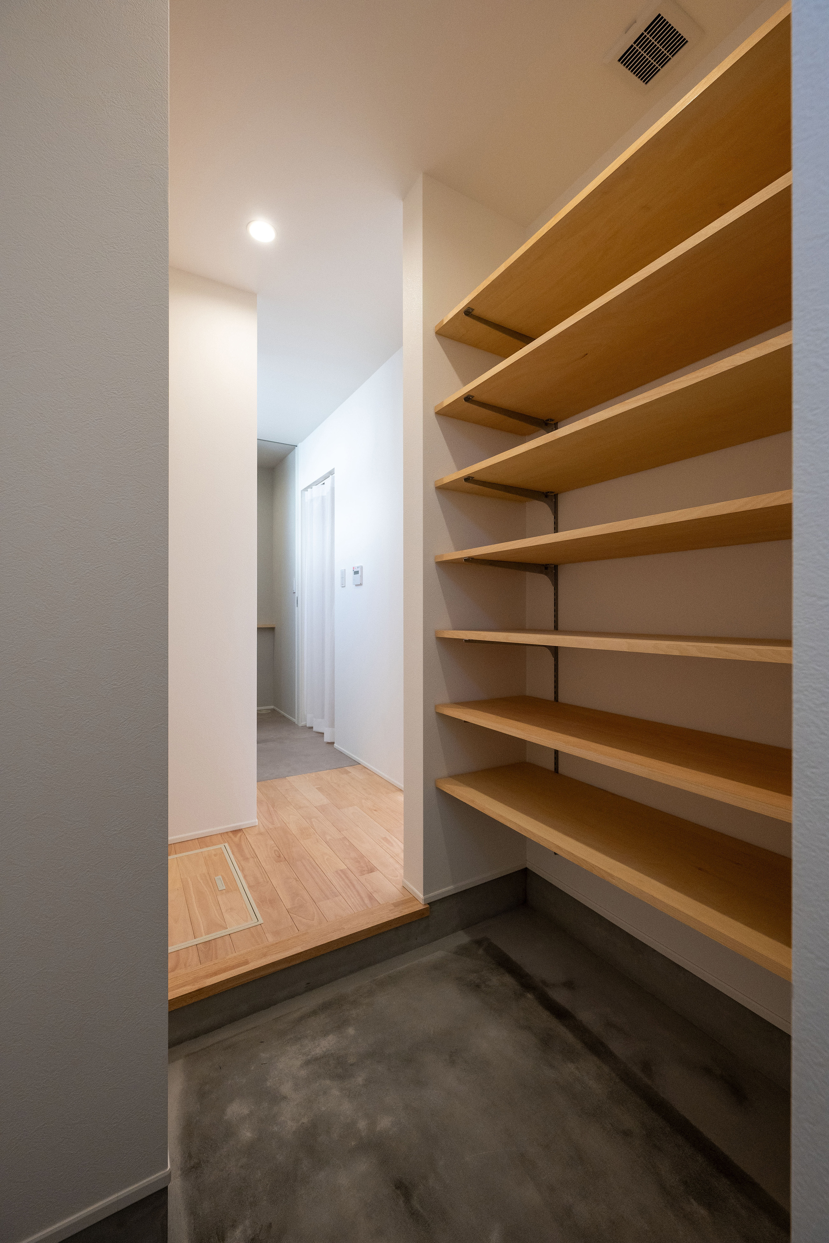 ハウスプラン（R＋house沼津・富士）【デザイン住宅、省エネ、建築家】土間収納には大容量の可動棚が備えられている