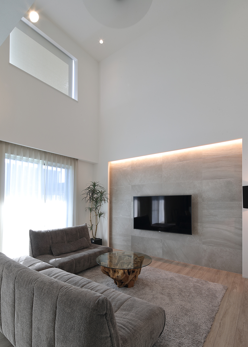 TOZAKI HOME 戸﨑建設　【デザイン住宅、間取り、インテリア】リビングには大きな吹き抜けからやさしい光が降りそそぐ。明るく開放感に満ちたお気に入りの空間だ