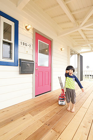 富士ホームズデザイン【デザイン住宅、趣味、自然素材】ゆったり広いカバードポーチは外壁と同じレッドシダー。雨の日ものびのび遊べそう