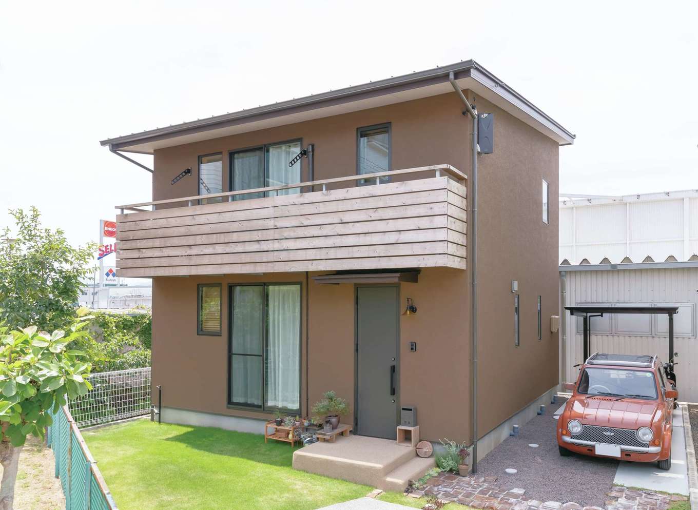 フジモクの家（富士木材）【子育て、自然素材、間取り】狭小地でも頑丈でおおらかに暮らせる家を建てられるのが木造ドミノ工法の特徴。建物の佇まいからTさん家族のていねいな暮らしぶりがうかがえる