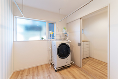 明るく清潔感があるランドリールーム。脱衣所、ランドリールーム、洗面台は全て繋がっているが、仕切りのドアがありプライバシーに配慮した作りになっている。