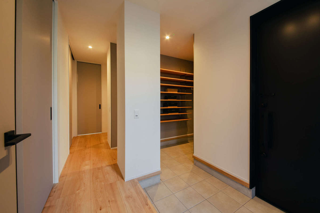 DAITOKU（大得工務店）【デザイン住宅、省エネ、間取り】3方向にアクセスできる広い土間玄関。大容量のシューズインクローゼットを設け、散らかりがちな空間を常にすっきりとキープすることができる