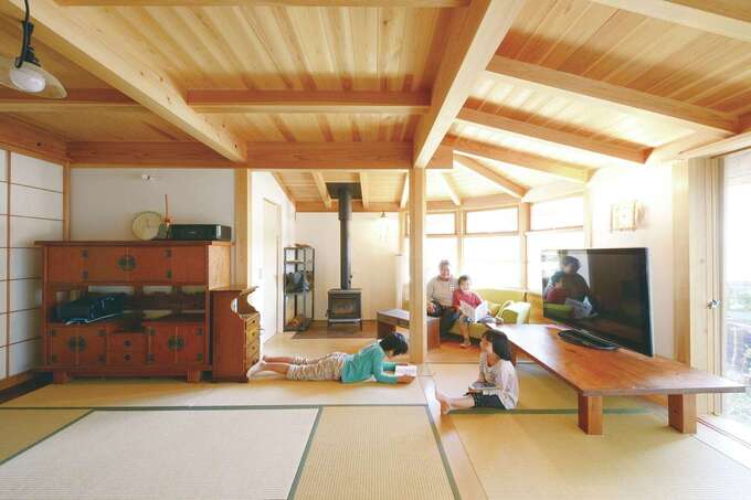 茶の間スタイルの畳リビング。座卓を家族で囲み、お腹一杯になったら