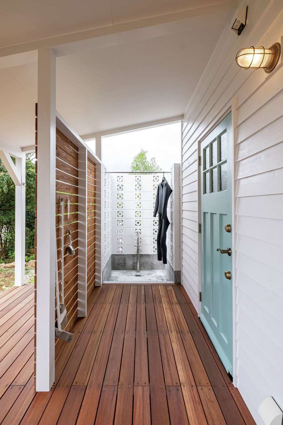 富士ホームズデザイン【デザイン住宅、趣味、平屋】デッキの一画に花ブロックで囲んだシャワースペースを用意