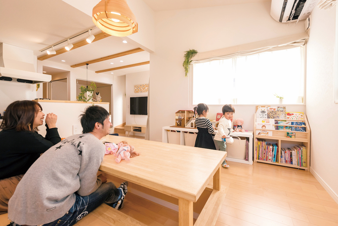 スキップフロアになっているダイニングスペースにブックラックを置き、遊びの場所に。 反対側にはデスクスペースを設え、将来、家事をしながら見守れるようにした
