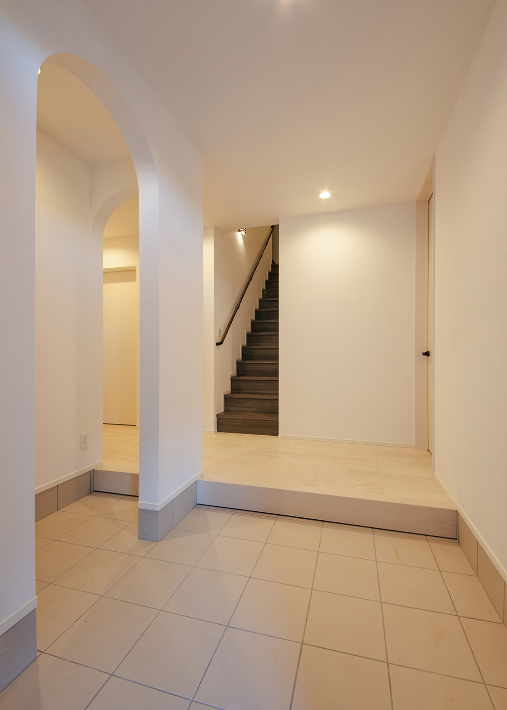 アイ工務店【デザイン住宅、間取り、平屋】玄関の土間からは、小屋裏部屋へと続く階段があり「あれ？平屋なのに階段があるの？」と来訪者の意表をつく
