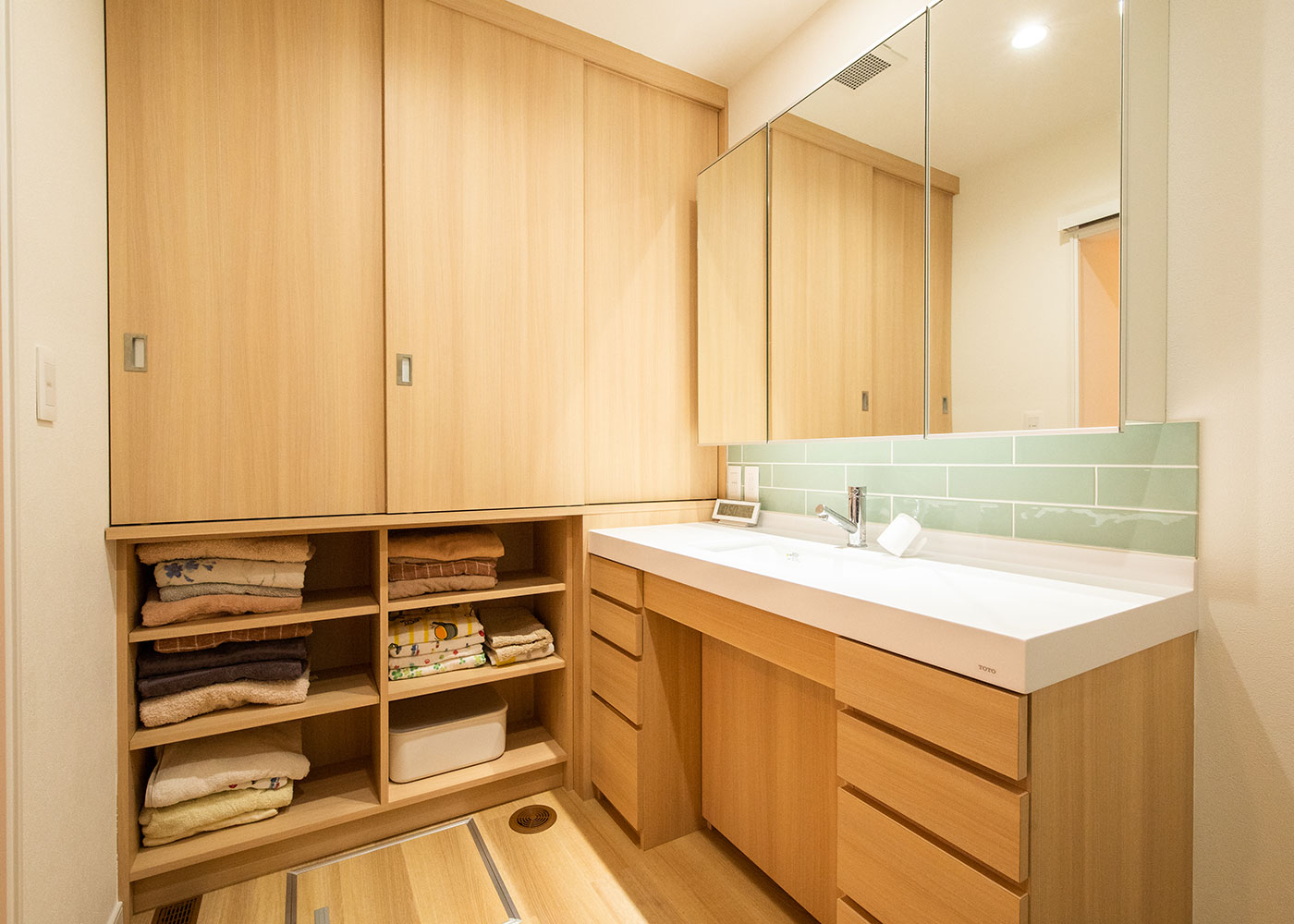 北伸建設【間取り、平屋、ガレージ】使い勝手を考えて収納を計画した洗面スペース。タイルが空間のアクセント