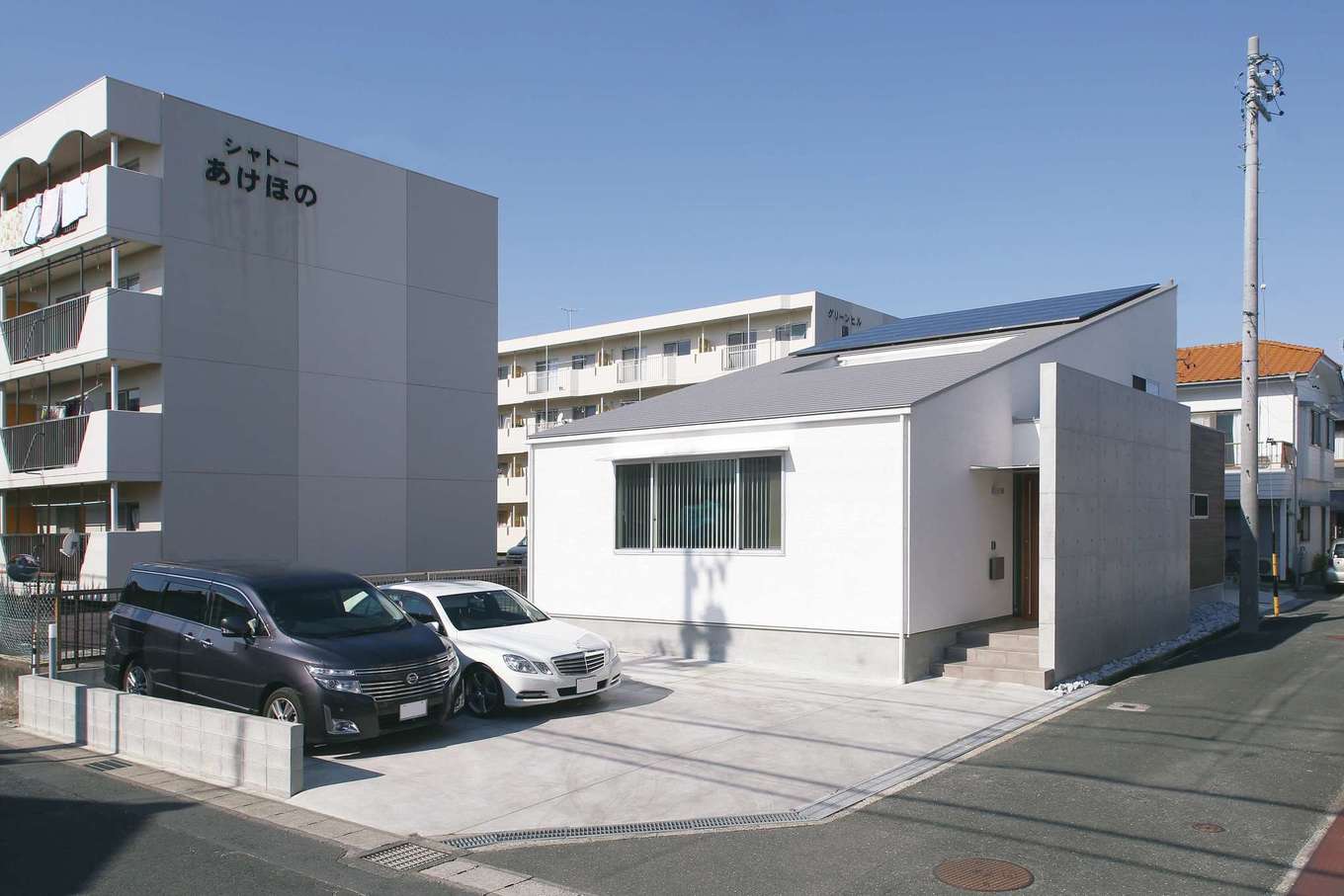 神谷綜合建設 カミヤの家【デザイン住宅、収納力、二世帯住宅】勾配屋根と直線的なフォルム、鉄筋コンクリートとモルタル塗り壁で構成された外観がモダンな印象