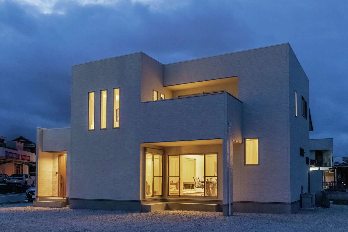 住宅工房 アリアンス【デザイン住宅、省エネ、間取り】シンプル＆モダンな外観デザイン。外からベランダの洗濯物が見えないように工夫されている。これからテラスデッキ、ガレージ、家庭菜園を作る予定