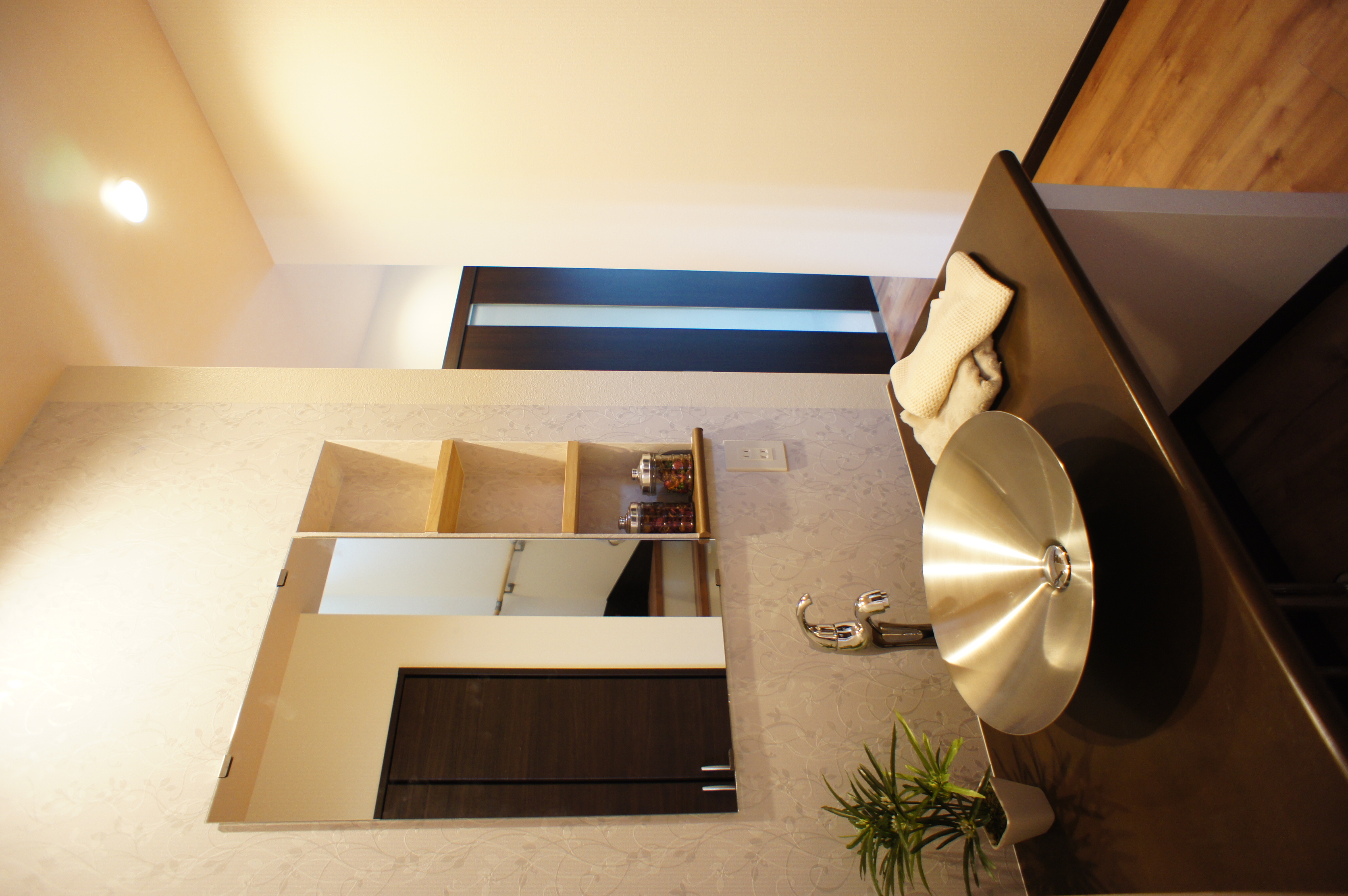 小野田産業～designers house project～｜コンパクトで機能的な洗面スペース。スタイリッシュなシンクと棚が設備され、スッキリとしたデザインが魅力。自然光が差し込む明るい空間で快適に使用できる。