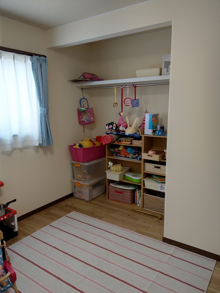 太陽ハウジング【子育て、収納力、間取り】子ども部屋のクローゼットのハンガーパイプは標準の高さ。将来、自分たちで片づけたいと思うようになったときのために