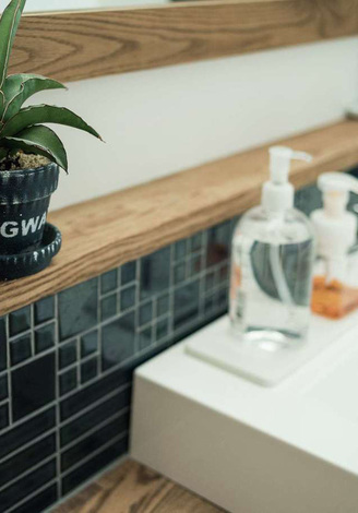 KUREKEN HAUS（榑林建設）｜洗面台はタイル張り、造作仕上げ。洗面スペースの隣には、干したまま出掛けられるランドリールームを用意した