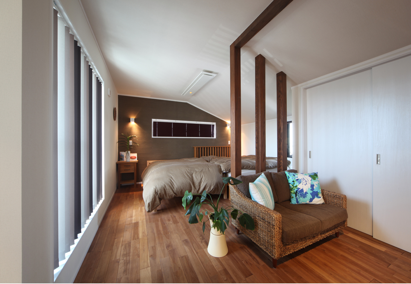 ソーラーホーム/OMソーラーの家【デザイン住宅、子育て、省エネ】主寝室は、高級リゾートのホテルの一室のようにリッチで落ち着いた空間に。無垢の柱やグラデーションの縦型ブラインドが、雰囲気をいっそう盛り上げる