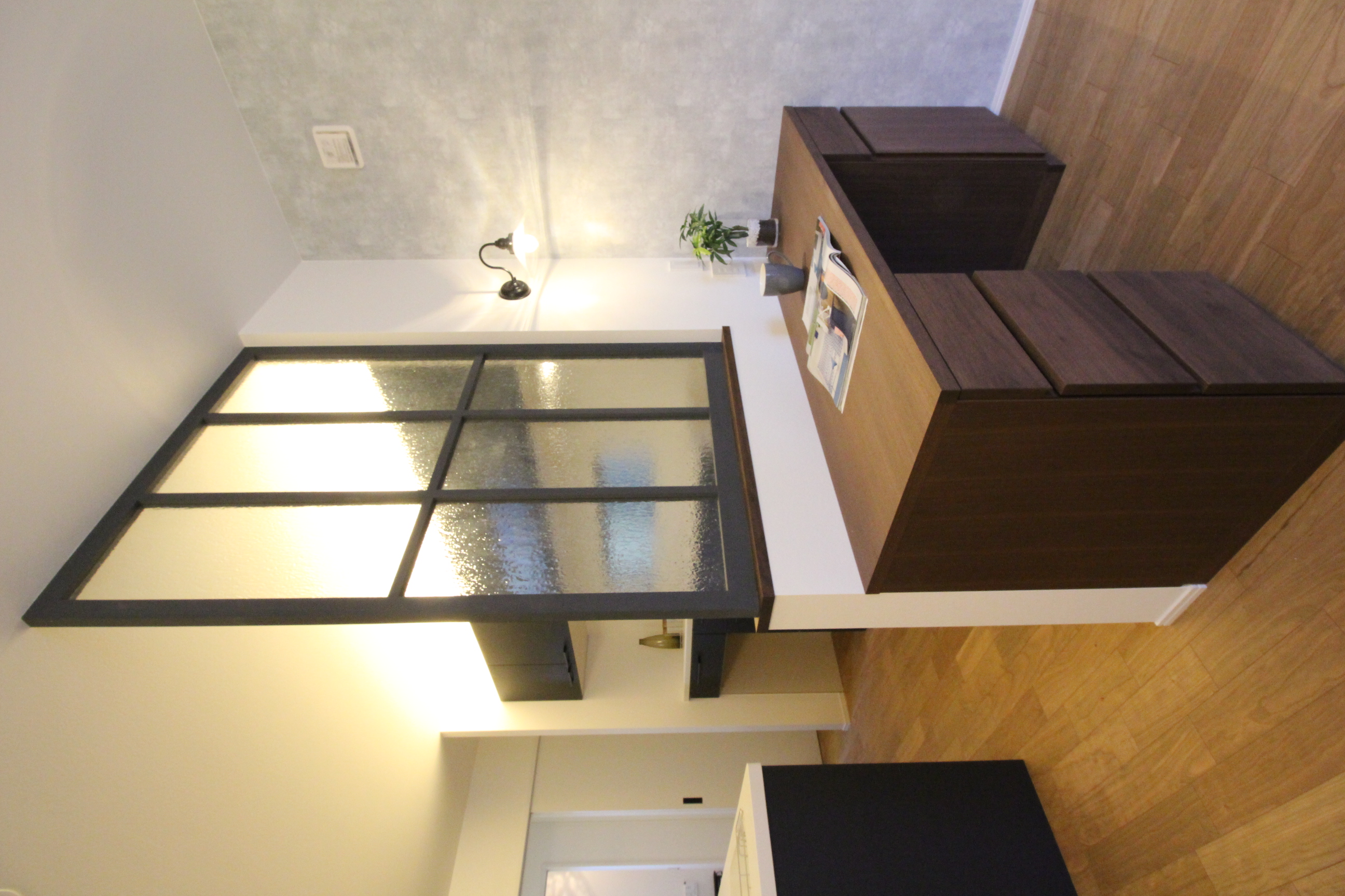 小野田産業～designers house project～｜家の一角に設けられたコンパクトなワークスペース。木製デスクと仕切りガラスが、落ち着いた雰囲気を演出している。