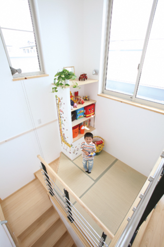 階段横のスペースはお子さんのお気に入り