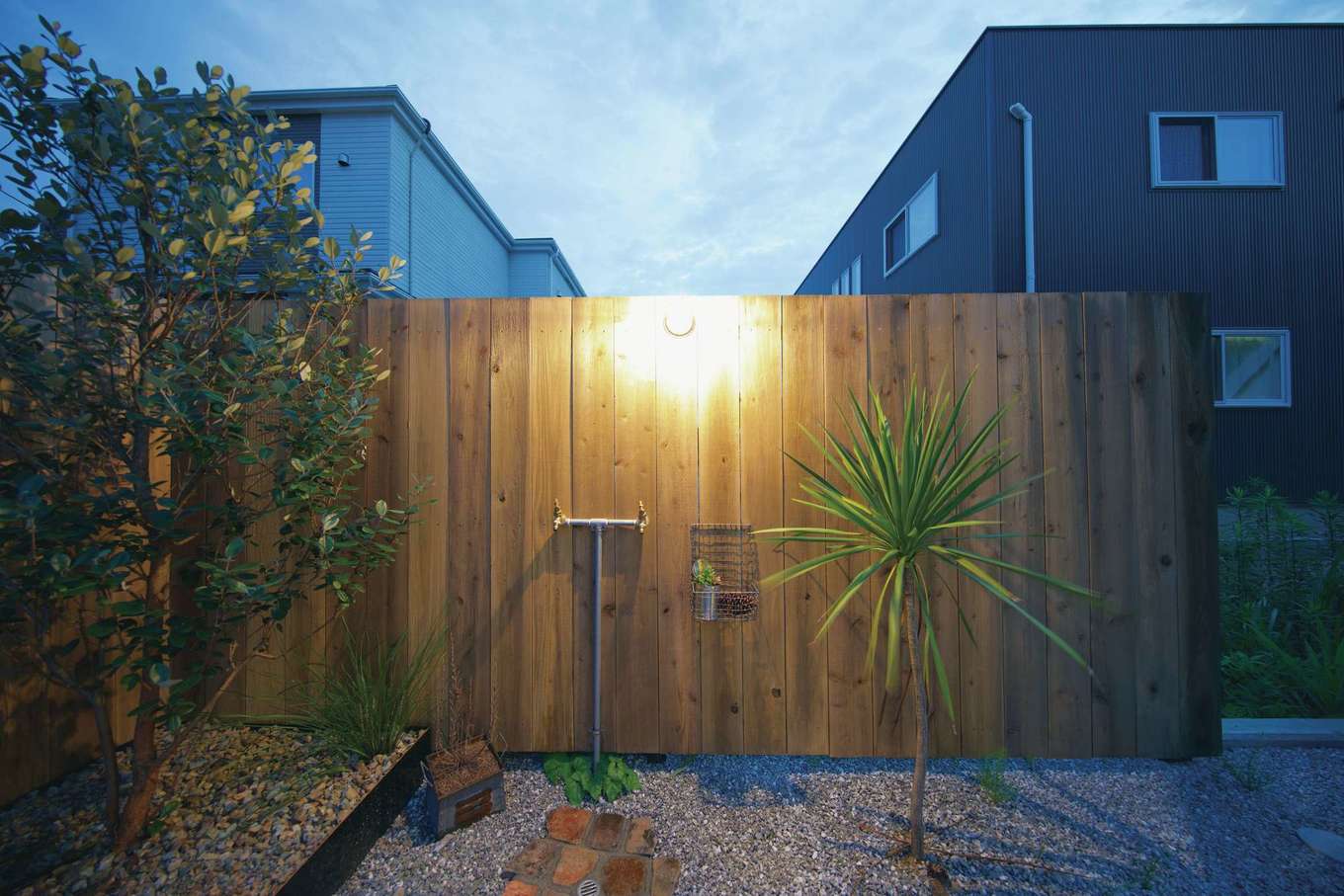ARRCH アーチ【デザイン住宅、建築家、インテリア】塀を外壁の板張りと同じく木で揃えて、家と庭をトータルコーディネート。水栓や照明など細部にもこだわりが。オシャレなアウテリアが建物を一層引き立てている