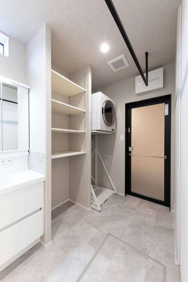 奥さまの家事負担軽減を考えて、ランドリールームにはガス乾燥機を設置。電気とガスを賢く使う