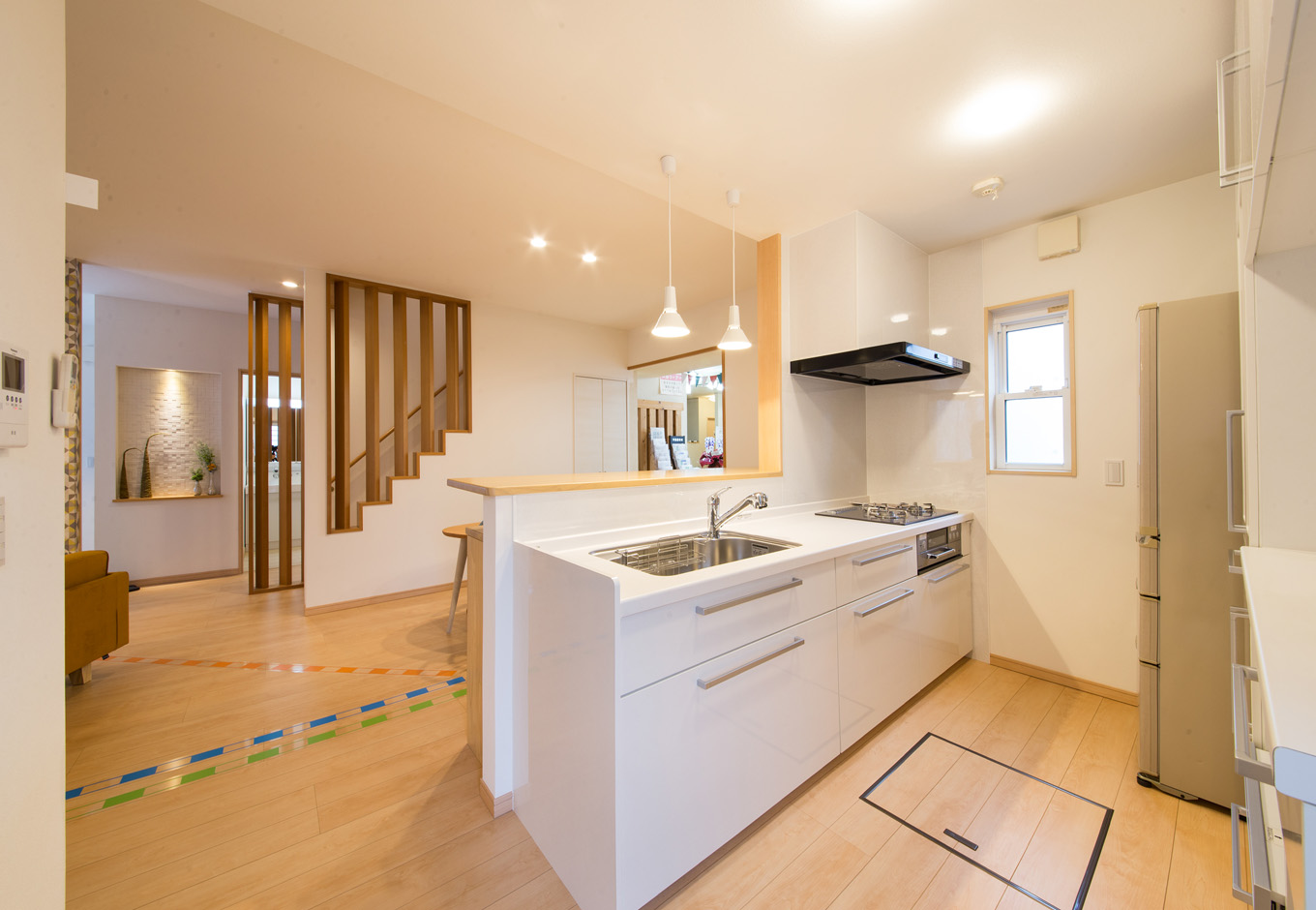 エフエフ住宅【掛川市細田293・モデルハウス】キッチンは家中を把握できる重要な場所。ここに立てばLDKで過ごす子どもや、目の前の階段を上り下りする家族の様子がひと目で分かる