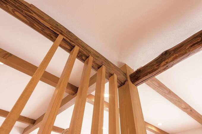 古民家で使われてきた丈夫な木材は、年月を経た風合いが魅力。化粧梁としてキッチンの天井に表情を添える