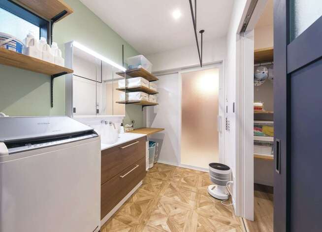 玄関〜ファミリークローゼット〜洗面とつながる便利動線