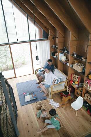 リビングは柔らかな杉の無垢床。子どももワンコもニャンコも、安心して遊べる。外の視線が気にならない裏庭側は、一面ガラスに