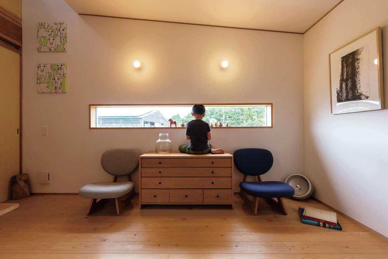 富創 -ふそう-【子育て、自然素材、建築家】緑が見えたり、牛舎が見えたり。スリット窓からの景色は、立つ位置や座る位置で変わる。自然ときれいな眺望が目に入ってくる
