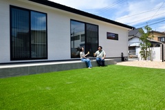 フレンドリーな集いの場として活用できる広い庭。家族や友人と共に楽しむのに適した場所