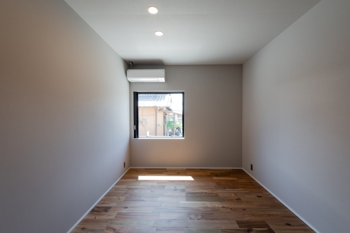 寝室には、落ち着きとやわらかさのあるベージュのクロスを採用しました。外観のアクセントにもなっているスクエア窓は、室内から見ても目を惹くデザインとなっています。