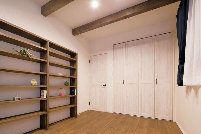 本好きな娘さんからのリクエストに応えて、大容量の書棚を無垢材で造作。これも標準仕様というから驚き！ 2階の床はキズがつきにくいボルドーパイン