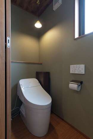 「個人的には古民家が好き」というご主人がコーディネートした3階のトイレ。しっとりとした和の風情が漂う