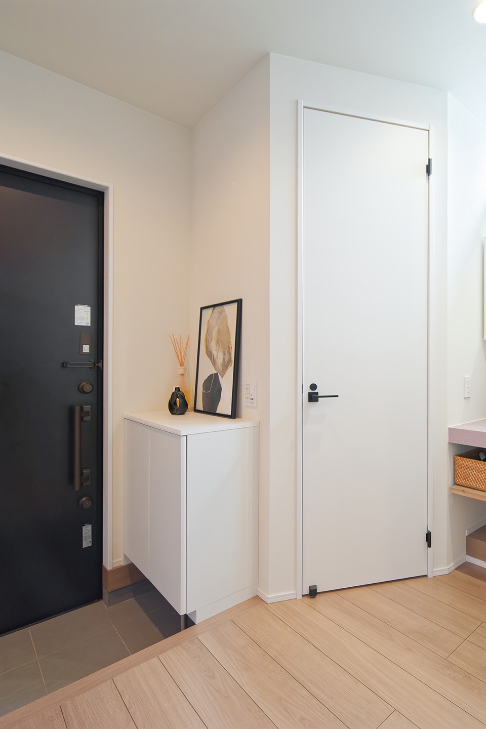 アサヒグローバルホーム｜玄関横のトイレは、入り口を斜めに設けることでホテルライクな印象になりました。