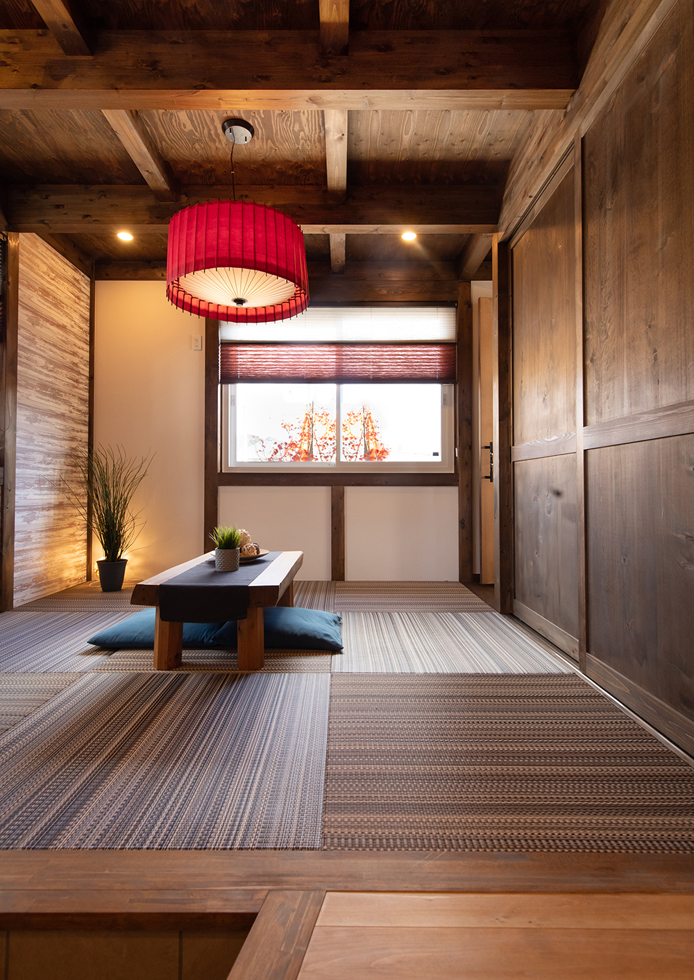 サイエンスホーム【静岡市葵区羽鳥本町4-32・モデルハウス】玄関のすぐ隣に置かれたオリエンタルな雰囲気の和室。格天井と美しい織柄の畳とが雰囲気を醸し出す