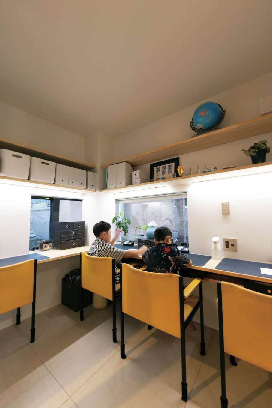 TENアーキテクツ 一級建築士事務所【子育て、高級住宅、間取り】キッチンから見える場所に設けたスタディコーナー＆ワークスペース