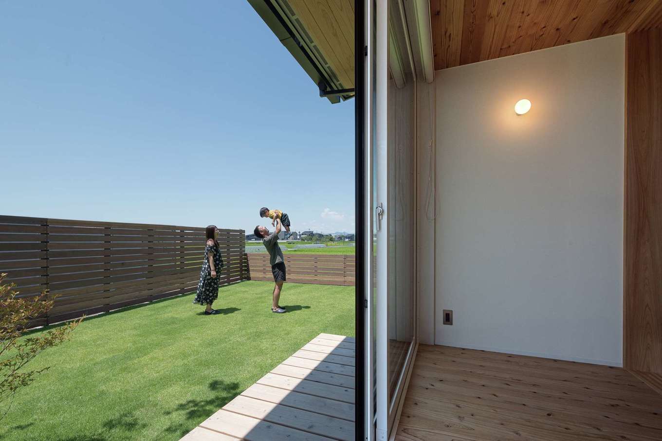 仲田工務店【趣味、自然素材、間取り】「子どもが大きくなったら庭で一緒にサッカーをしたい」とご主人。窓を開け放てば、昔の日本家屋のような縁側の心地よさを実感できる