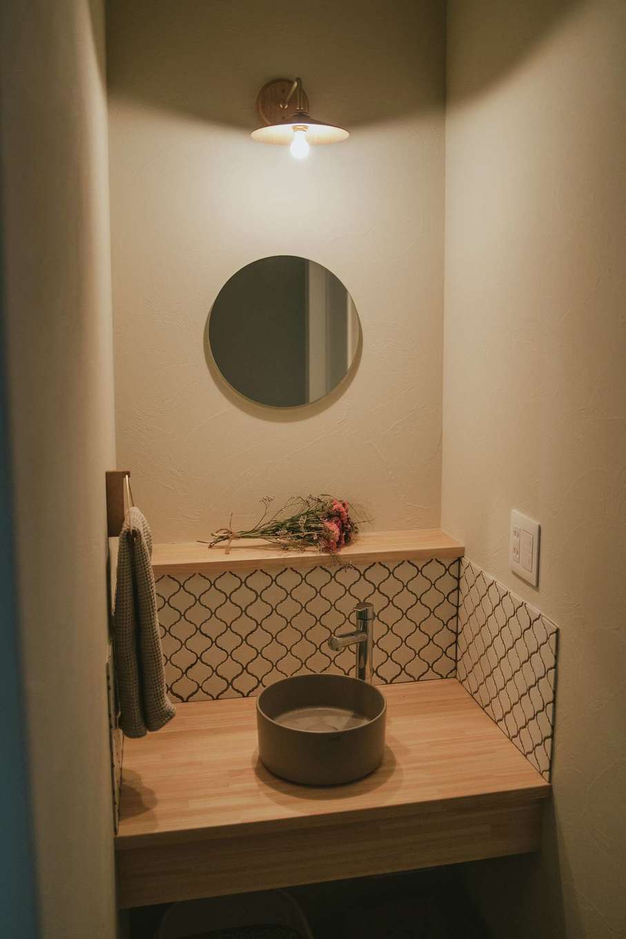 フジモクの家（富士木材）【デザイン住宅、自然素材、間取り】すぐ手を洗えるよう玄関近くに。タイルや照明、タオル掛けなど丁寧に吟味