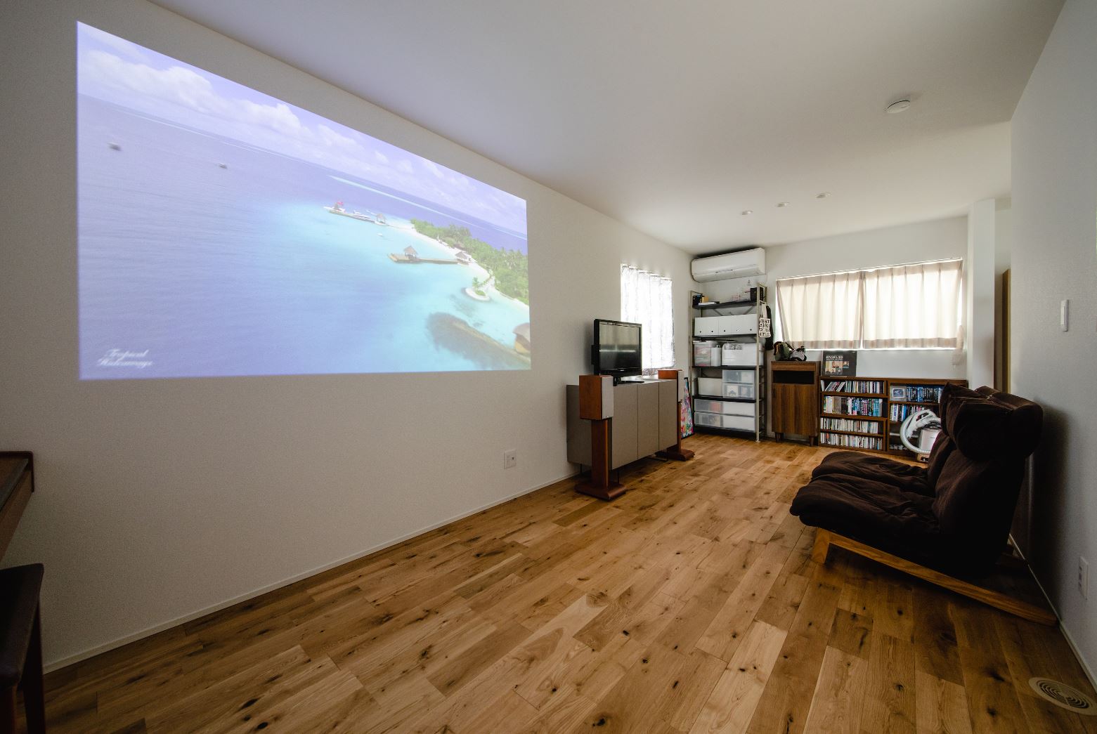 S.CONNECT（エスコネクト）【デザイン住宅、間取り、建築家】2階には子ども部屋の他に多目的ホールを設け、フレキシブルに利用できる。プロジェクターを設置したので、休日にはのんびり映画鑑賞も