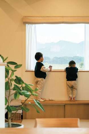 畳スペースの壁には、将来的にスタディコーナーにもなる予定の造作カウンター付き。窓越しに遠くの美しい山並みが見渡せる