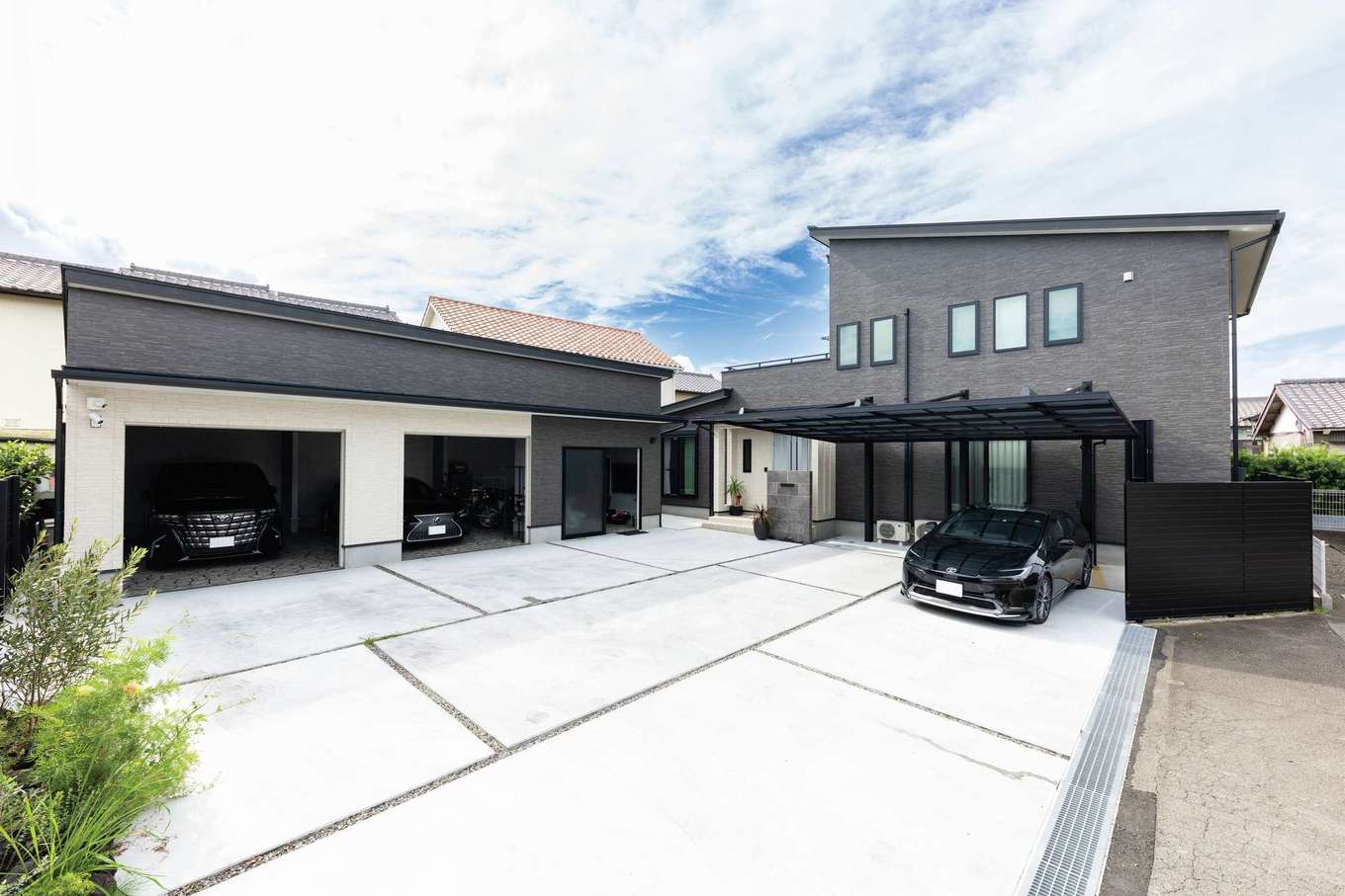 サンワ開発【デザイン住宅、収納力、ガレージ】敷地は約120坪。希望のエリアではなかなか出ないサイズだったが、不動産も強い同社によるサポートで、ガレージも叶う土地が見つかった。外観はシャープでモダンな表情。ガレージの右側は、バースペースを備えている