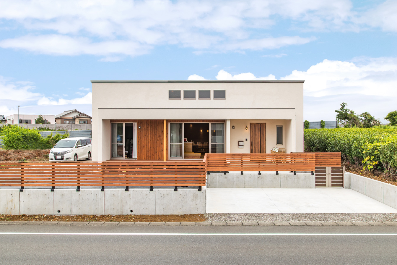 KOUBOU STYLE 建築工房相良（FPの家）【デザイン住宅、収納力、平屋】周囲の自然とも調和する素材を用いた、シンプルなスクエアフォルムの外観。庭のフェンスはウッドデッキや軒天井とコーディネートした