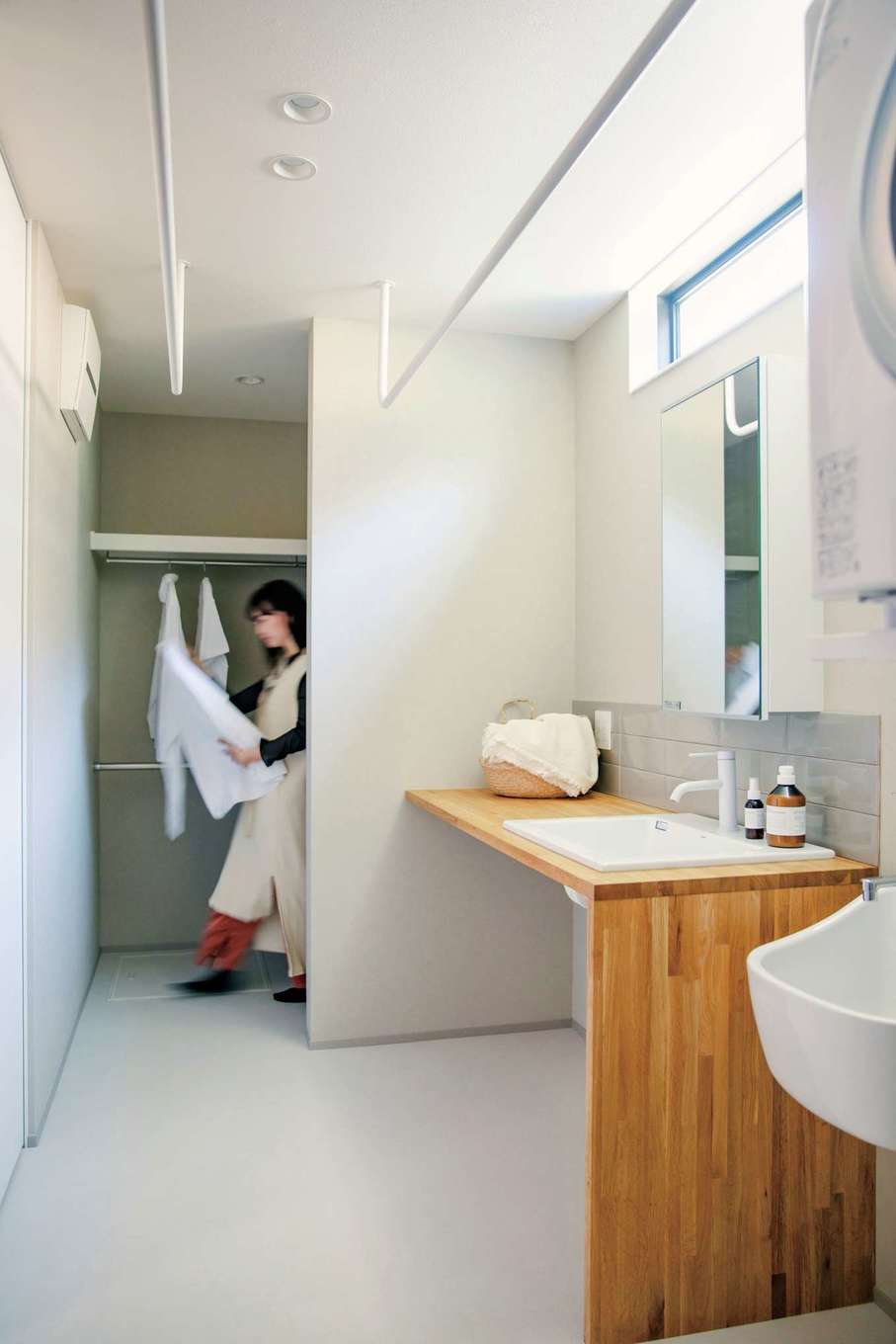 住家 JYUKA【デザイン住宅、間取り、インテリア】洗濯は乾燥機やスロップシンクを備えたランドリールームで完結