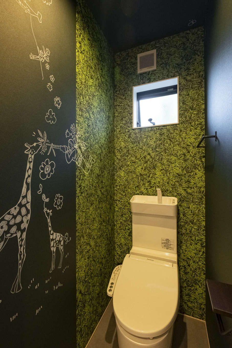 Hands Works（アオイ建築）【子育て、自然素材、インテリア】暗くなりがちなトイレの壁に好きな絵を描いて遊び心を。いつでも自由に描き替えられるのがいい