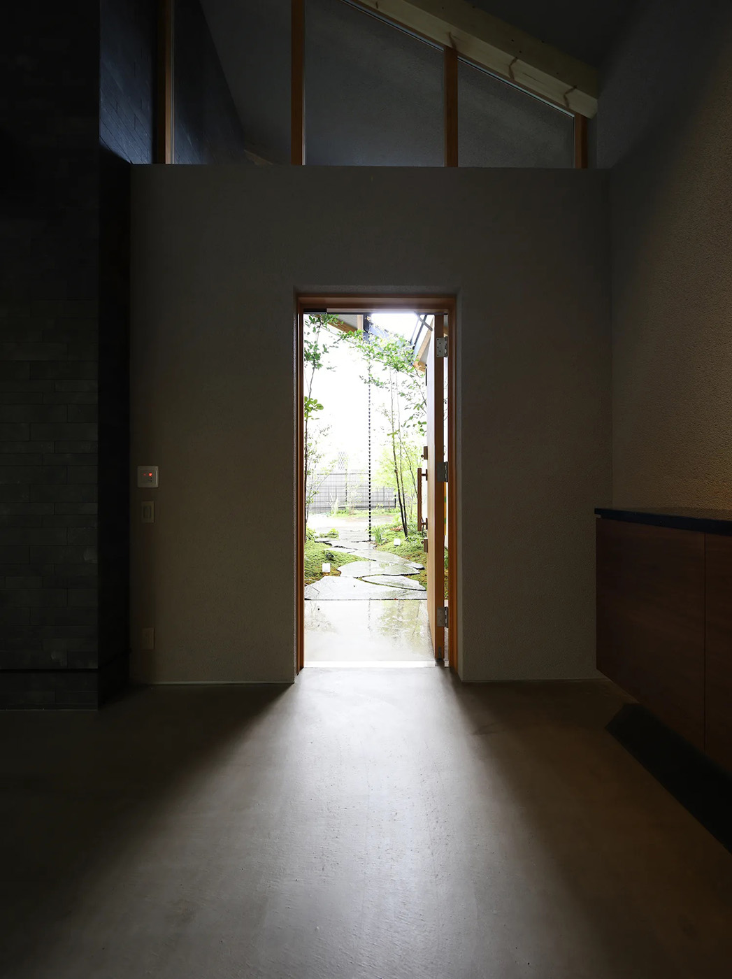la CASA（ラ・カーサ）【デザイン住宅、平屋、ガレージ】ゲストを迎え入れるエントランス