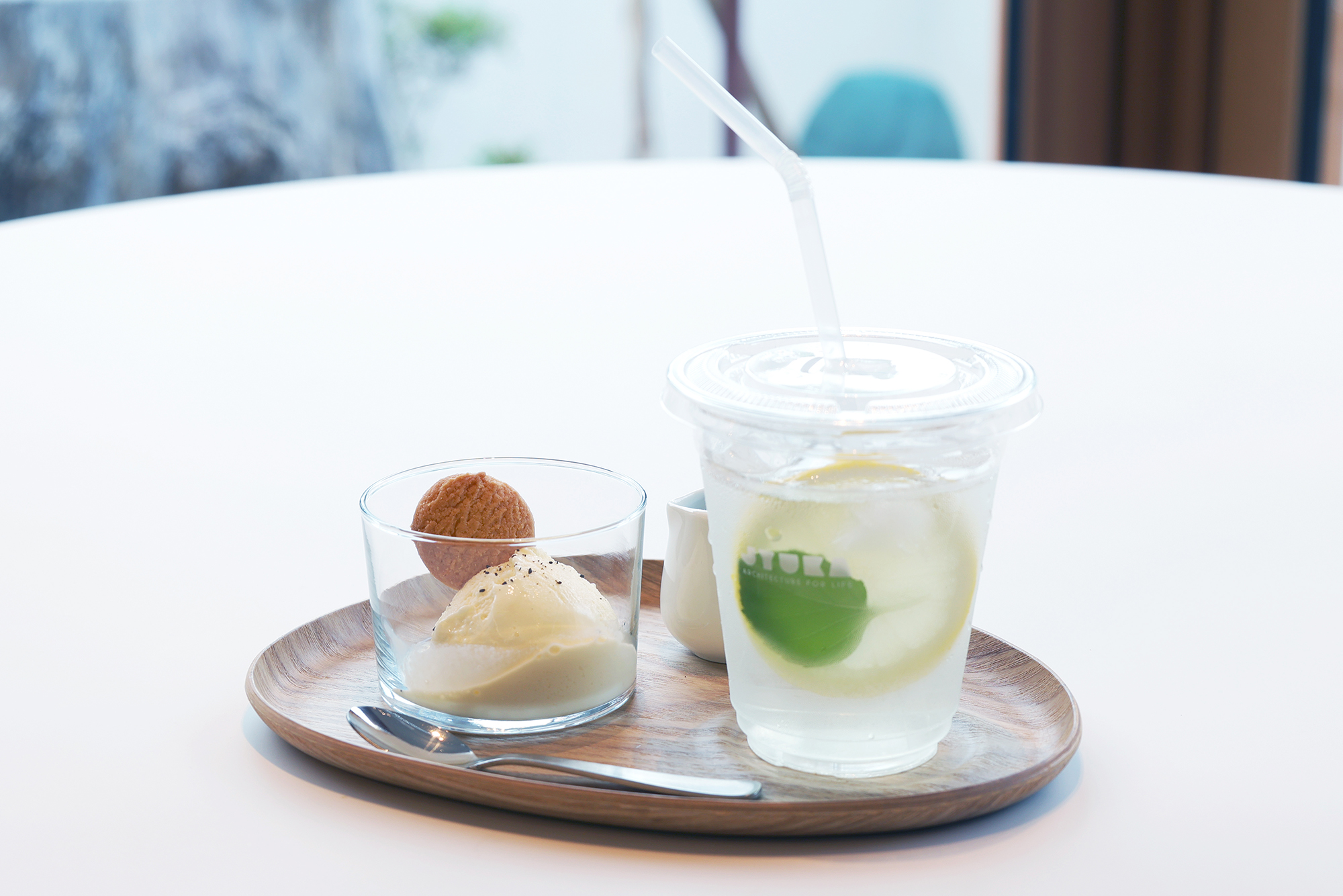 ショールームのようなスタジオで